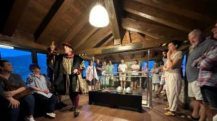 Recorriendo salas del museo, los visitantes descubren la historia del castillo de Larrés.