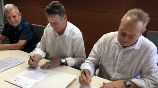 El alcalde de Fraga, Ignacio Gramún, y el presidente comarcal, José Javier Ferrer, firmaron el acuerdo.