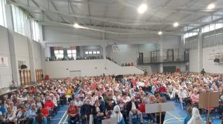 El público abarrotó el polideportivo de Castejón de Sos, donde se celebró el acto por la lluvia.