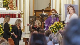 Las hermanas Campos se saludan durante el funeral de su madre en Málaga.