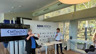 Cristina Aranda, consejera de la SD Huesca, junto a José Luis Ortas, director general del club.