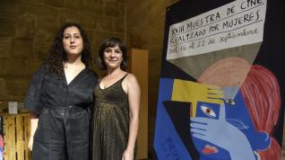 Núria Dunjó y Pilar Gómez, posando con el cartel de la Muestra en el Teatro Olimpia.