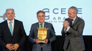 El presidente del Grupo Saica, Ramón Alejandro, recibe el premio acompañado de Marzo y Azcón.