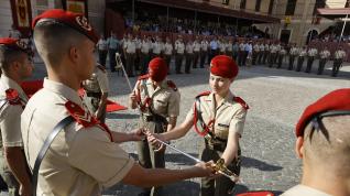 La princesa Leonor recibe el sable de manos de uno de sus compañeros de segundo curso. academia militar zaragoza