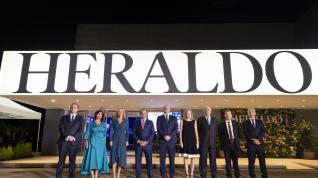 Premiados, autoridades y miembros del grupo HENNEO en los Premios Heraldo.