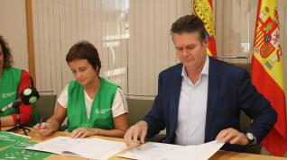 Firma del acuerdo de "Espacios sin humo" entre la AECC y el Ayuntamiento de Fraga.