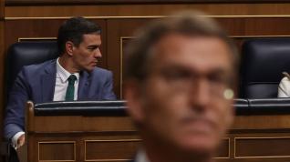 Feijóo y Sánchez, al fondo.