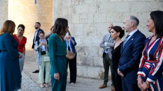 La ministra de Igualdad en funciones, Irene Montero saluda a la presidenta de las Cortes de Aragón, Marta Fernández.