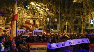 Centenares de personas han vuelto a participar este miércoles en la manifestación convocada ante la sede del PSOE en Ferraz.