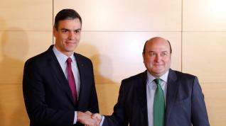 El presidente del Gobierno en funciones, Pedro Sánchez, y el presidente del PNV, Andoni Ortuzar sellan el acuerdo con un apretón de manos.
