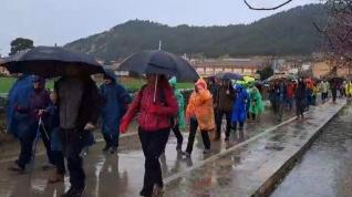 Los andarines de la Caminata de la Flor del Almendro de Ayerbe, en una jornada lluviosa este domingo.