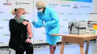 Kiev (Ukraine), 16/03/2021.- Ukrainian medical worker receives an injection with the AstraZeneca (Covishield) vaccine in Kiev, Ukraine, 16 March 2021 during public vaccination of medical workers and religious figures. In total, 53,155 people have received their first doze of the vaccine since the launch of a nationwide COVID-19 vaccination campaign on 24 February 2021. Ukraine has signed a contract for the supply of 12 million doses of COVID-19 vaccines, which were developed by AstraZeneca (UK-Sweden) and NovaVax (USA) and are produced at the Serum Institute facilities (India). (Suecia, Ucrania, Estados Unidos) EFE/EPA/SERGEY DOLZHENKO Vaccination against COVID-19 in Kiev