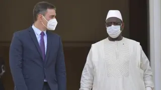 El presidente del Gobierno, Pedro Sánchez, ayer en Dakar con el presidente senegalés Macky Sall.