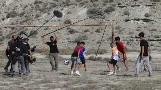 Un grupo de actores jóvenes juega un partido de fútbol en el campo de Monegrillo.