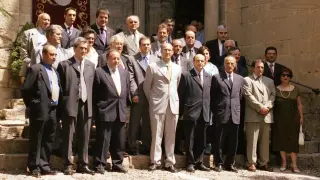 Foto de familia de la constitución de la comarca en 2002 en la escalinata de la Basílica de la Peña.