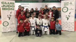 Equipo del Club Judo Ibón infantil y cadete.