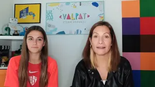 Valeria Corrales (izq) junto a Patricia Heredia, en uno de sus vídeo del canal ValPat STEAM.