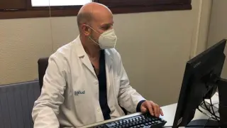 El médico Miguel Lloro en su consulta del centro de salud de Broto.
