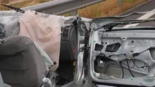 Estado del vehículo accidentado este jueves en la AP-2, en Fraga.
