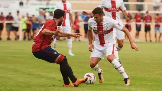 Gerard Valentín, con el balón durante el amistoso de este martes en Lerín contra Osasuna.