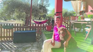Carmen Pérez Mur disfruta de la tarde en el porche de su casa en Castilsabás junto a su perro