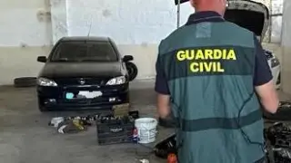 IMAGEN MODIFICADA MOSCA (1) La Guardia Civil de Huesca descubre dos talleres ilegales de reparación de automóviles y maquinaria agrícola en la comarca de los Monegros.