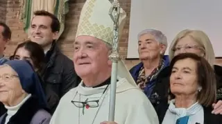 Francisca Aizpún, en el medio, en la celebración de su cumpleaños junto al Obispo.