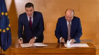 Sánchez y Ortuzar durante la firma del acuerdo este viernes.