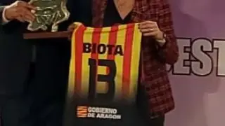 Nacho Biota recoge el premio de la FABcomo leyenda aragonesa.