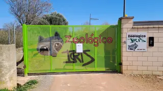 Imagen de la puerta de entrada del Núcelo Zoológico Iris cerrada.