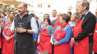 El alcalde de Barbastro, Fernando Torres en la Fiesta del Crespillo en 2023 con Elita Davias y Luis Montes.