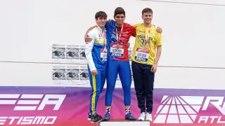 Javier Díaz, a la derecha, con su merecida medalla de bronce.