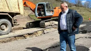 El diputado y alcalde de Laspaúles, Nacho Espot, ayer, durante su visita a las obras.