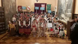 Los componentes de los grupos fueron recibidos en el Salón del Justicia del Ayuntamiento de Huesca