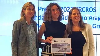 Elena Simón, Paula Isla y Mar Paños, en la entrega del premio.