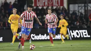 Adrià de Mesa conduce el balón en el partido de Copa del Rey contra el Barcelona en El Municipal.