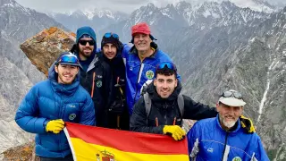 La expedición del GMAM en lo alto de la denominada "Hanif" de 5.010 metros.