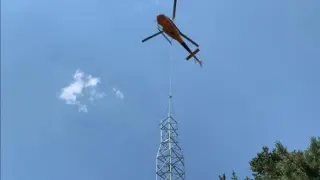 Llegada del helicóptero con la torre de telecomunicaciones.