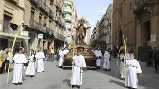 Numerosos fieles arropan la procesión de Domingo de Ramos en Huesca