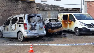 Arden tres vehículos estacionados en un solar de la calle Río Vero de Monzón