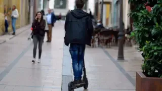 Los barrios de Huesca piden que se regule el uso de los patinetes eléctricos
