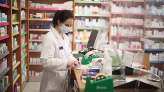 Un grupo de expertos pide que las farmacias hagan 100 test al día para cubrir a toda la población en 6 semanas