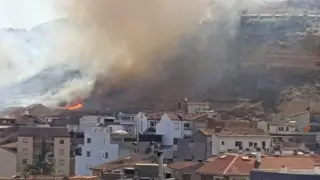 Bomberos de la Comarca extinguen un incendio de matorral en las faldas del Castillo de Monzón