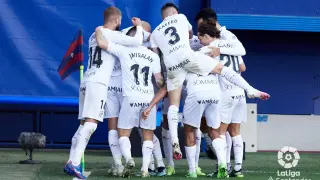 Los jugadores del Huesca celebran el gol de Sandro.