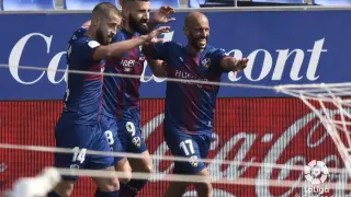 Mikel Rico, Pulido y Siovas celebran el primer gol del Huesca contra el Celta, obra de Siovas