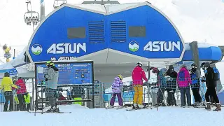 Esquiadores en Astún el pasado mes de enero.