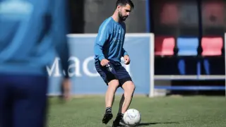 Pablo Insua controla el balón en un entrenamiento.