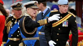 El duque de Edimburgo, entre su hijo, el príncipe Carlos y su nieto, el príncipe Harry.