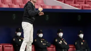Pacheta hace indicaciones a sus jugadores durante el partido ante el Atlético.
