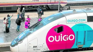 Uno de los trenes de Ouigo estacionado en un andén de la zaragozana estación de Delicias.